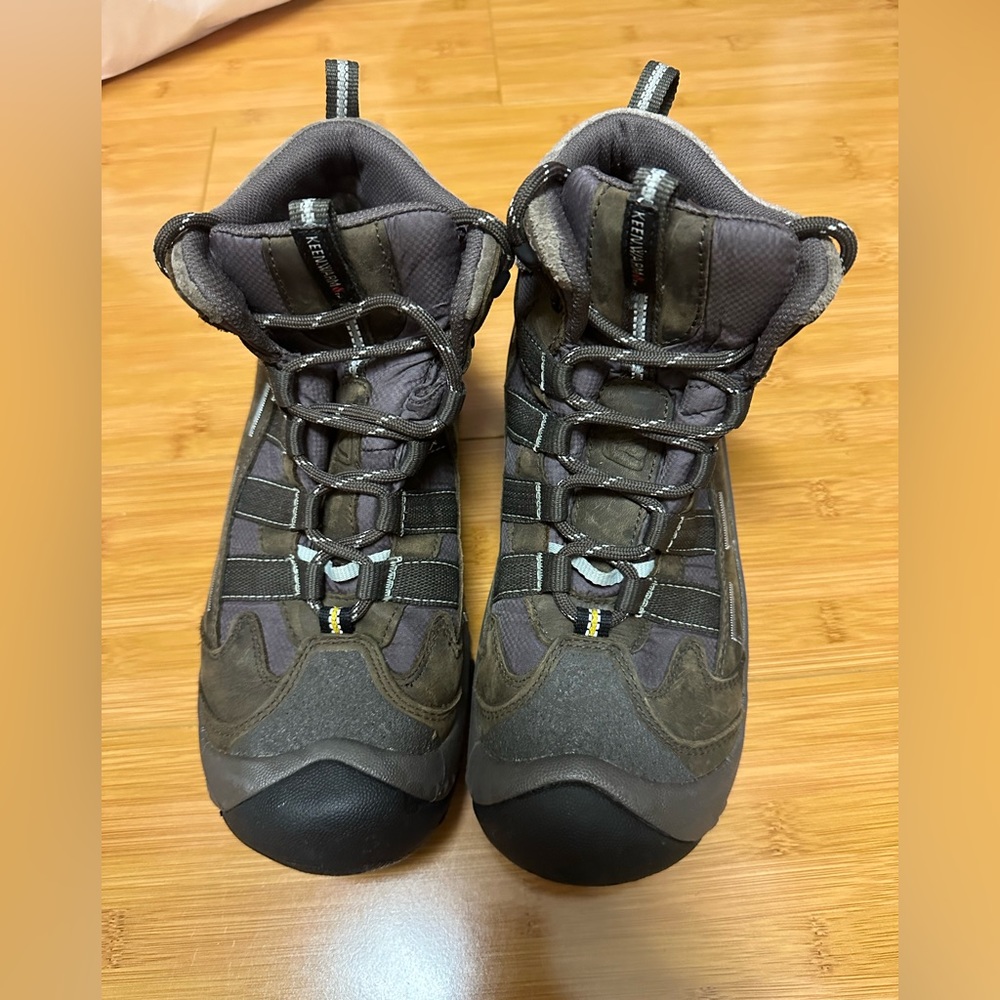 Keen Women’s Hiking boots, SZ 9 Women’s, dark brown, like new.